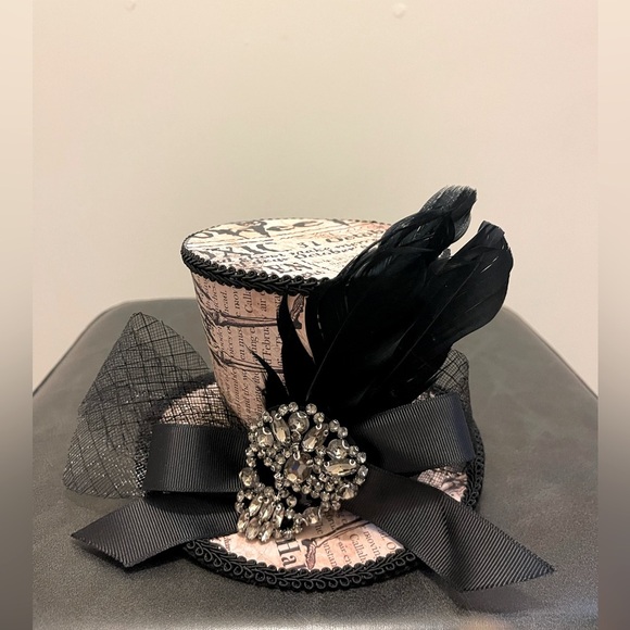 Like new jeweled, mini top hat - Picture 1 of 4
